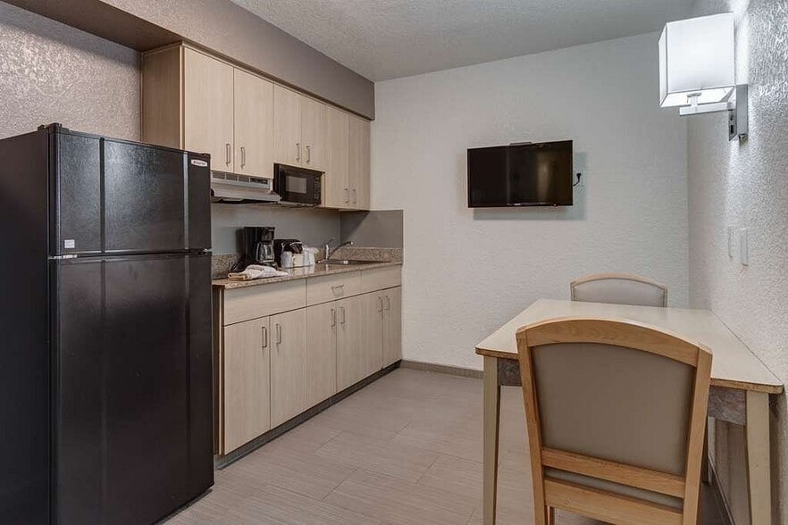 More Photos Of 11049 W Gateway Blvd, El Paso Hotel For Sale