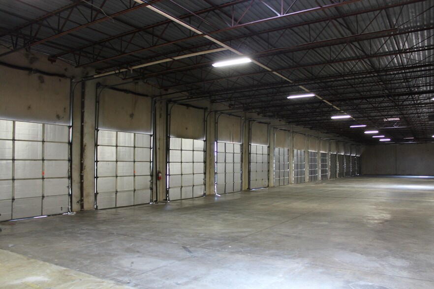 More Photos Of 1925-1939 N Great Southwest Pky, Grand Prairie Distribution For Lease