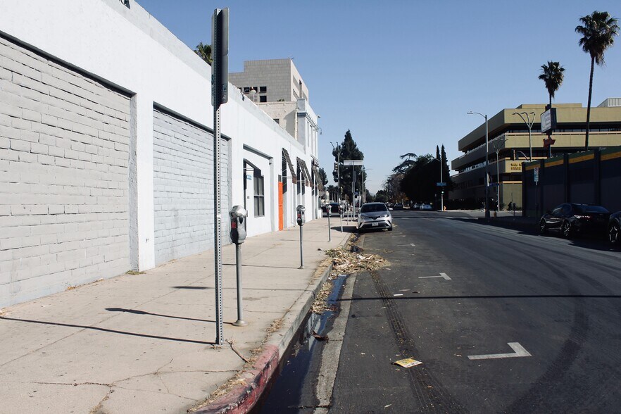 More Photos Of 6201 Van Nuys Blvd, Van Nuys General Retail For Sale