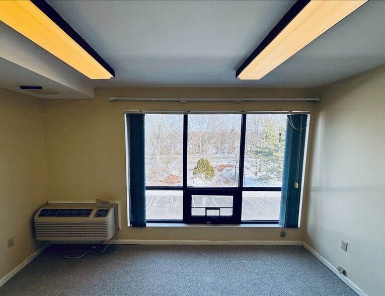 More Photos Of 567 Vauxhall St, Waterford Medical For Sale