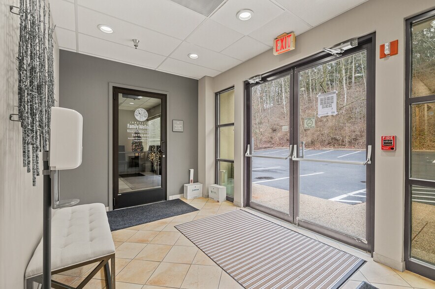 More Photos Of 2400 Corporate Dr, Wexford Medical For Lease