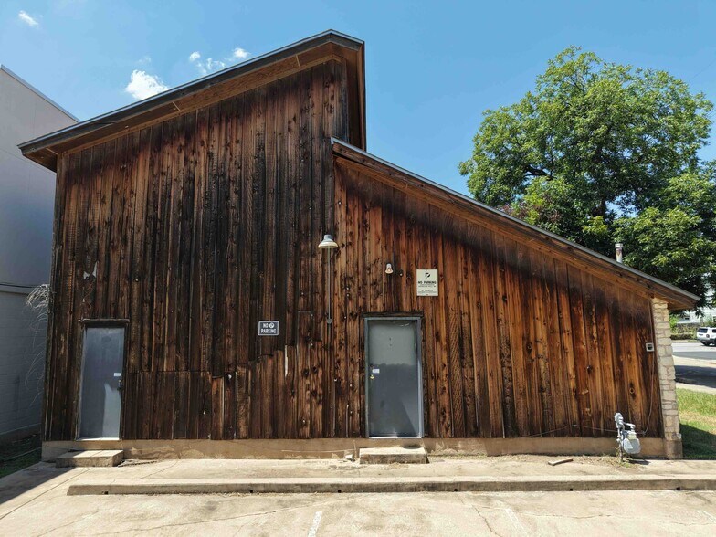More Photos Of 1709 E Martin Luther King Jr Blvd, Austin Office For Sale