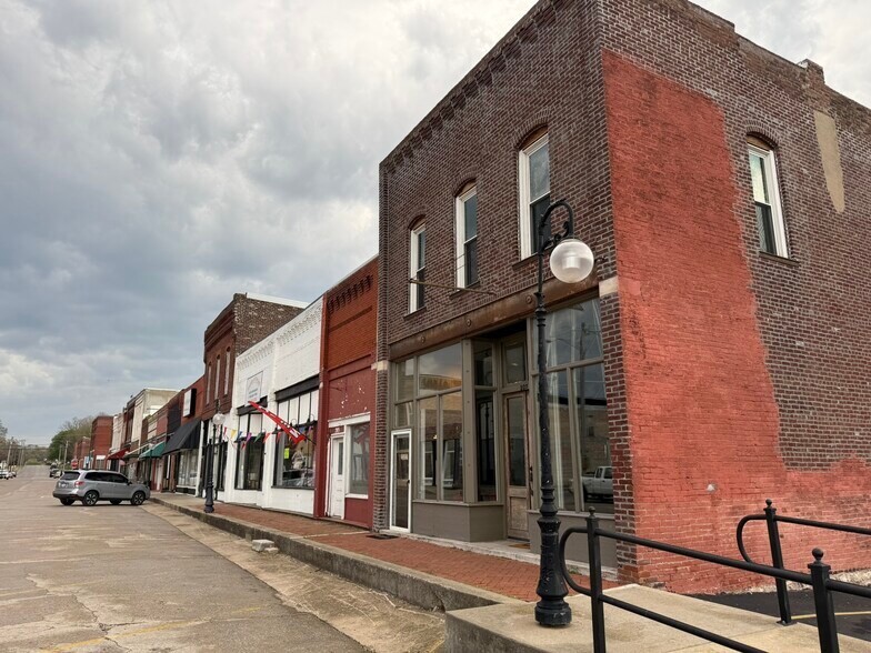 More Photos Of 207 W Main St, Ash Grove General Retail For Sale