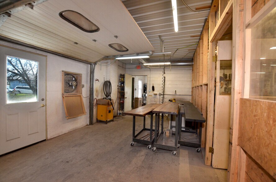 More Photos Of 514 Railroad Ave, Viroqua Manufacturing For Sale