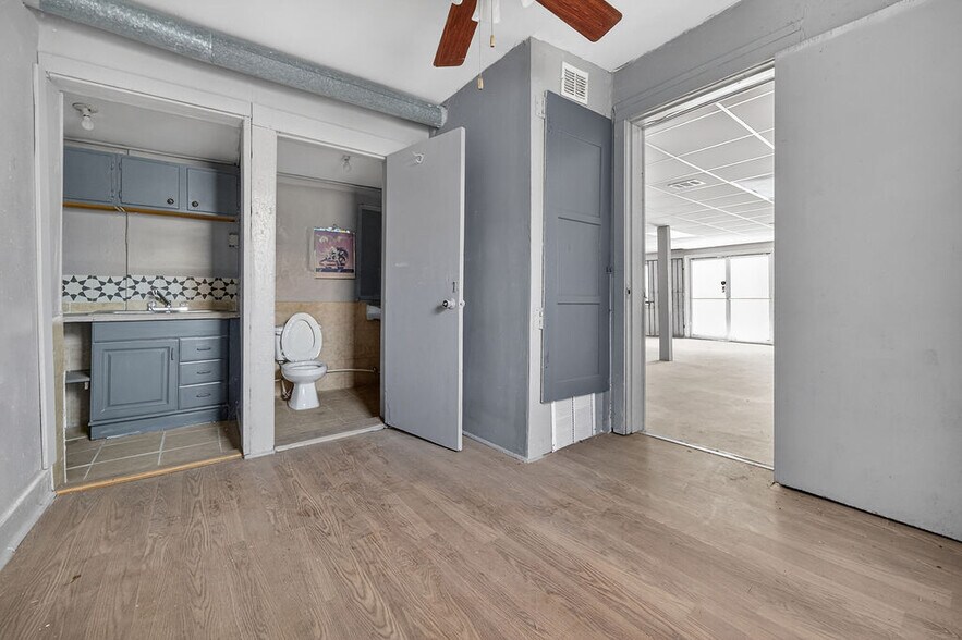 More Photos Of 905 Ruiz St, San Antonio Storefront For Lease