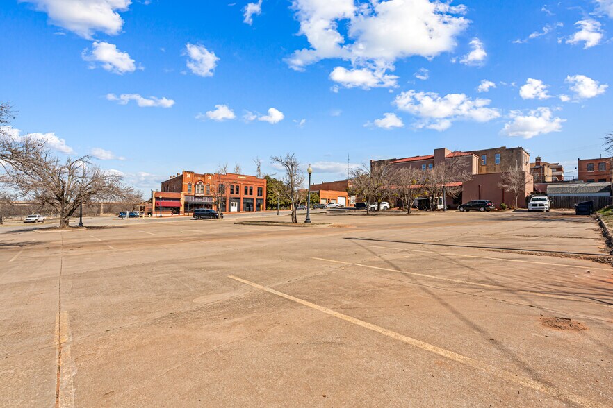 More Photos Of 410 W Harrison Ave, Guthrie Freestanding For Sale