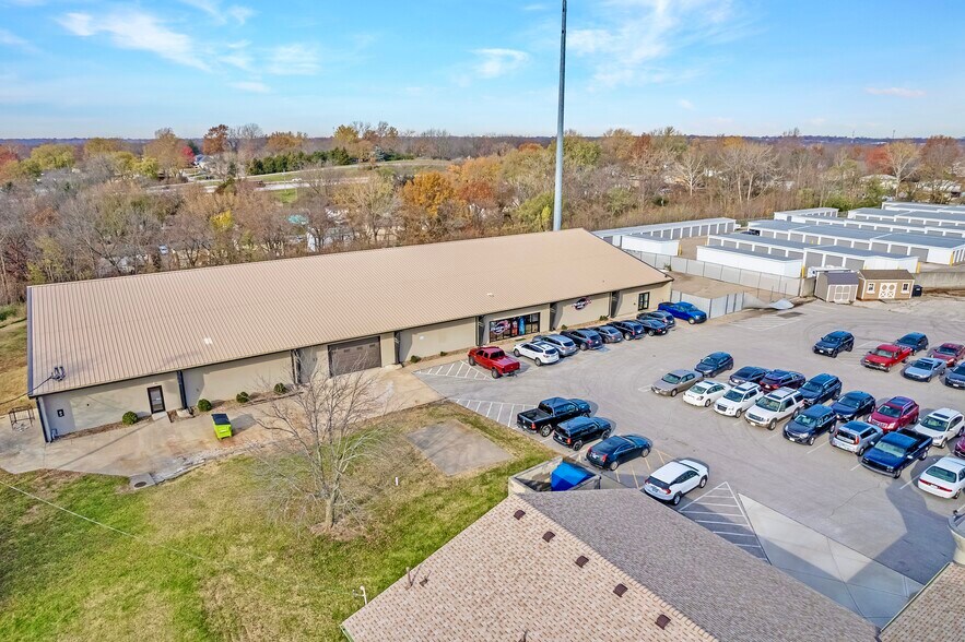 More Photos Of 6970 N Broadway St, Kansas City Showroom For Lease