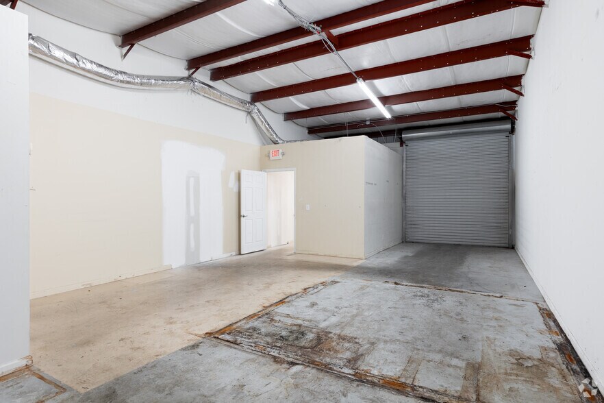 More Photos Of 2600 Aurora Rd, Melbourne Unknown For Lease