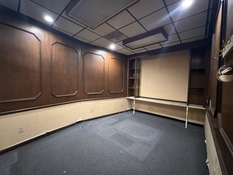 More Photos Of 2000 E Roosevelt Rd, Little Rock Showroom For Lease