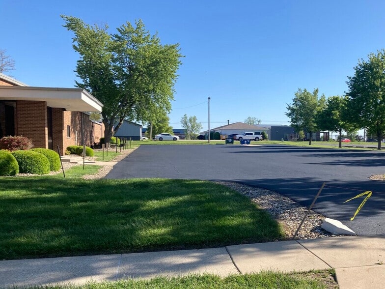 More Photos Of 2709 McGraw Dr, Bloomington Office For Sale