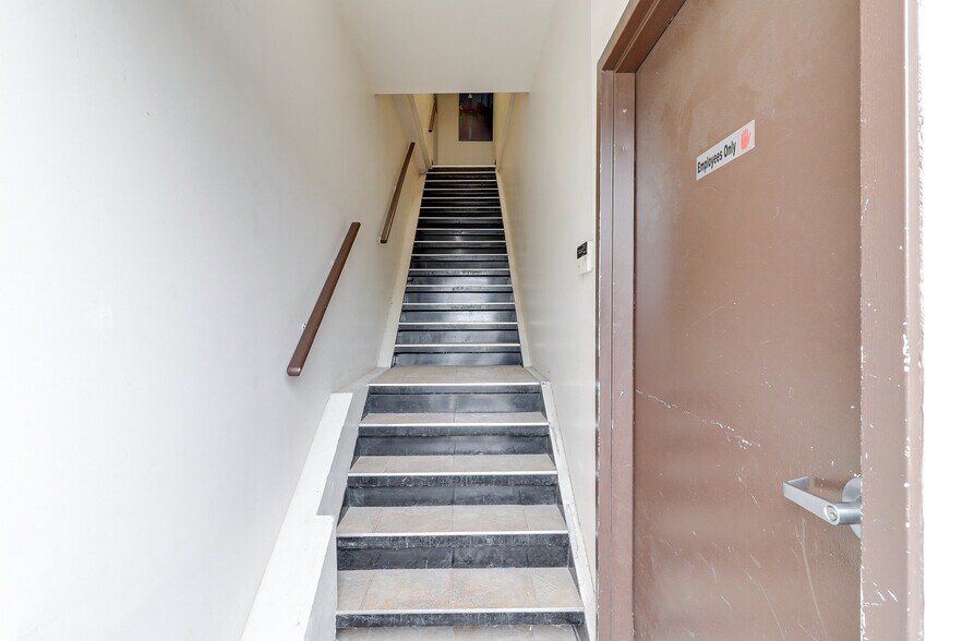 More Photos Of 10021 Av De London, Montréal Industrial For Sale
