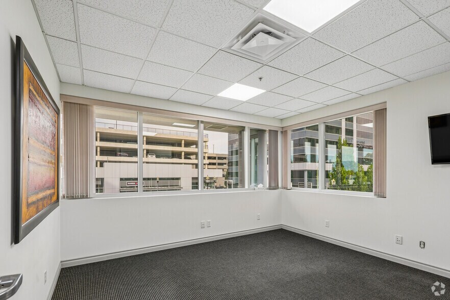 More Photos Of 1700 Dickson Av, Kelowna Unknown For Lease