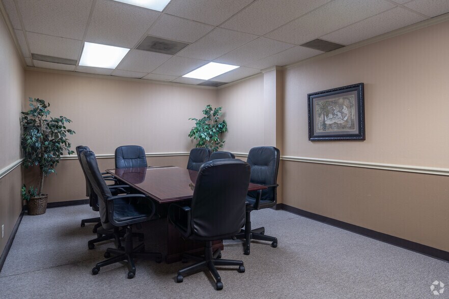 More Photos Of 4615 N I-45, Houston Unknown For Lease