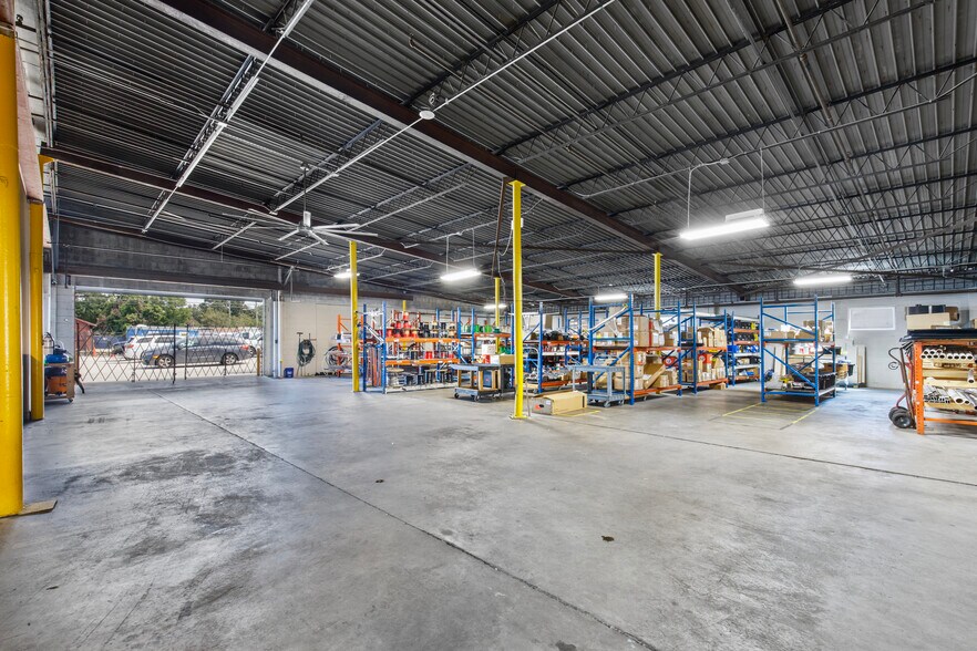 More Photos Of 1106 W Central Blvd, Orlando Warehouse For Sale