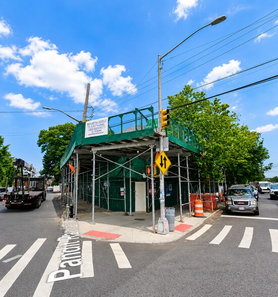 More Photos Of 13210 Liberty Ave, South Richmond Hill General Retail For Lease