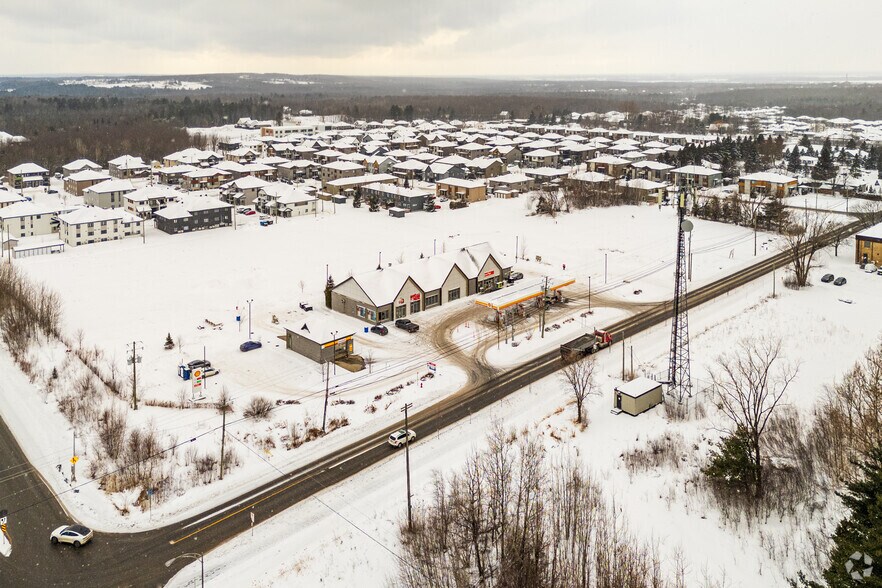 More Photos Of 136 Robitaille, Granby Service Station For Lease