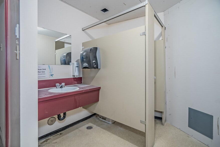 More Photos Of 3455 Victoria Dr, Vancouver Office For Sale