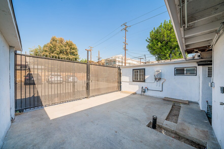 More Photos Of 5537-5541 York Blvd, Los Angeles Storefront For Lease
