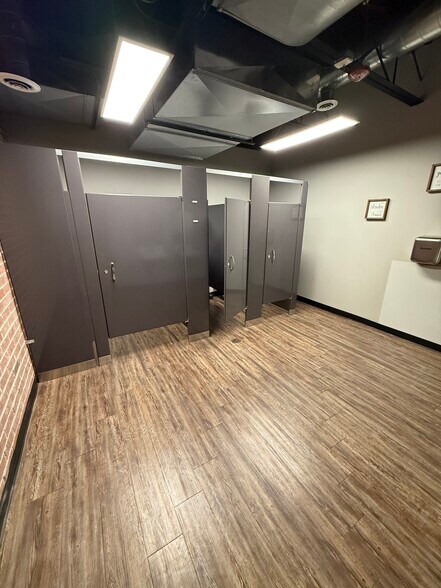 More Photos Of 929 Childs St, Wheaton Warehouse For Lease