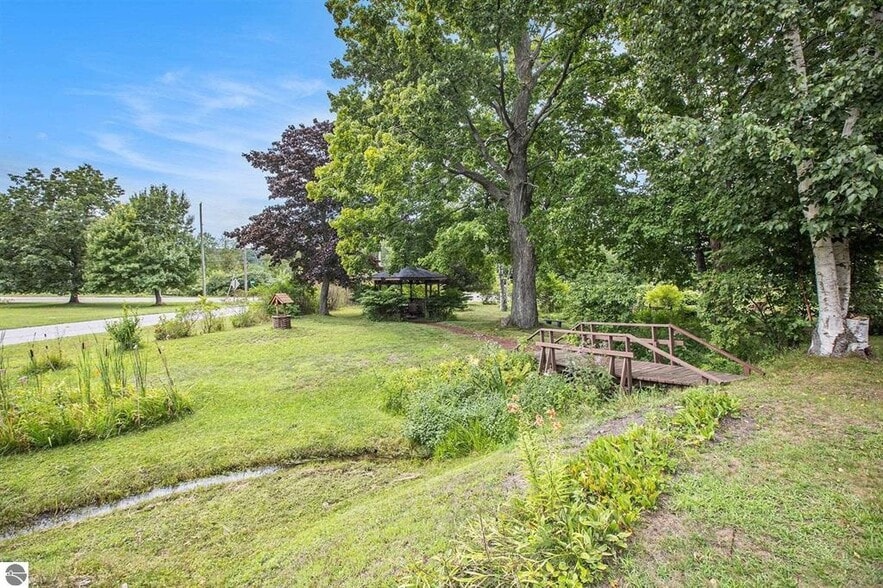 More Photos Of 519 Lake St, Frankfort Hotel For Sale