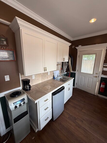 More Photos Of 9 Degnon Blvd, Bay Shore Office For Sale