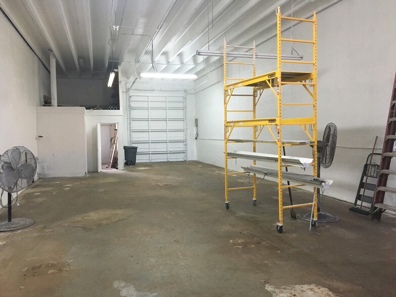 More Photos Of 5764-5806 Commerce Ln, South Miami Showroom For Lease