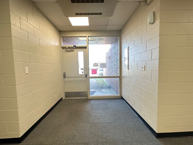 More Photos Of 9050 New Jackson Hwy, Magnolia Storefront Retail Office For Lease