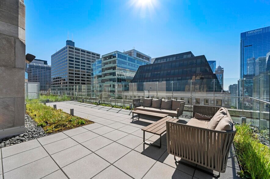 More Photos Of 121 W Wacker Dr, Chicago Office For Sale