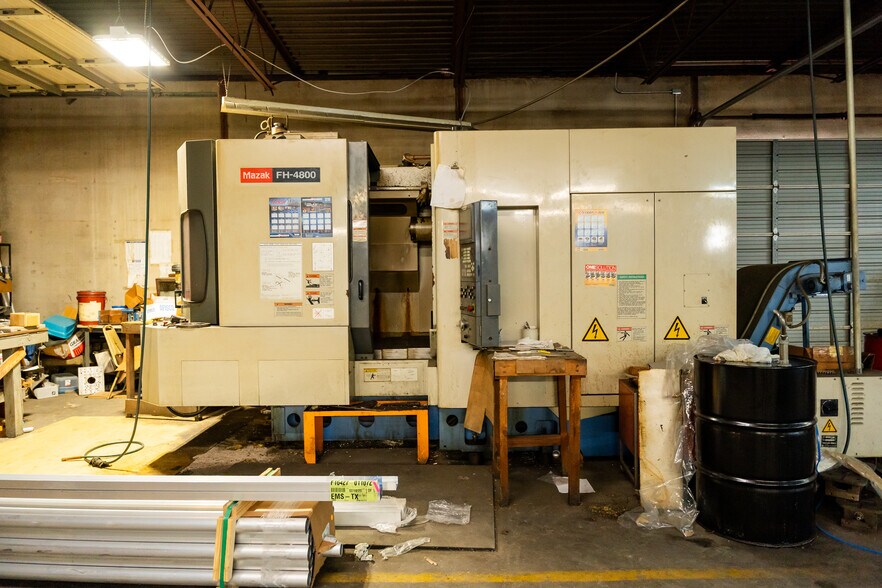 More Photos Of 1630 N Interstate 35 E, Lancaster Flex For Sale