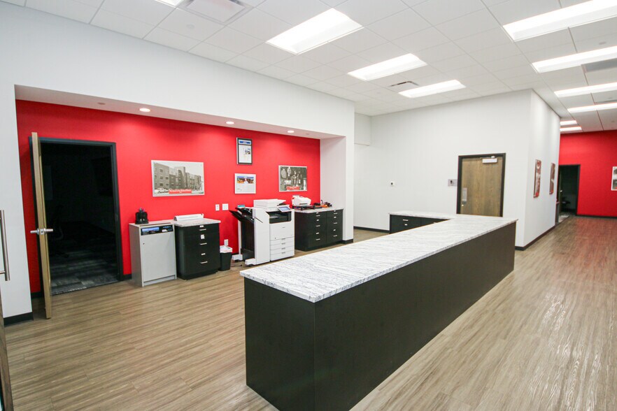 More Photos Of 7707 National Tpke, Louisville Light Distribution For Lease