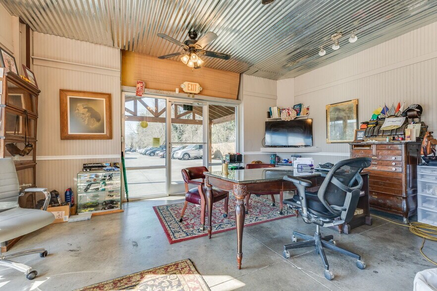 More Photos Of 710 Volunteer Pky, Bristol Storefront Retail Office For Sale