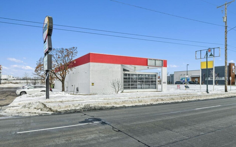 More Photos Of 1955 County Road D E, Maplewood Auto Repair For Sale