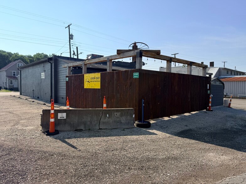 More Photos Of 46 S Leavitt Rd, Leavittsburg Bar For Sale