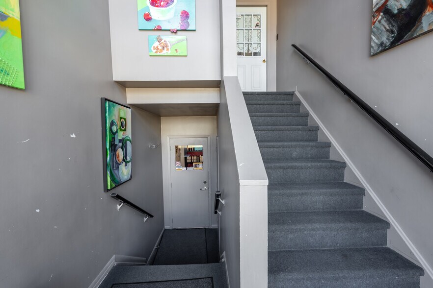 More Photos Of 219 Lochiel St, Sarnia General Retail For Sale