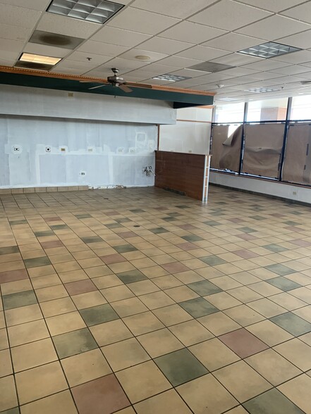 More Photos Of 830 E Kensington Rd, Arlington Heights Freestanding For Lease