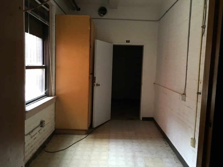 More Photos Of 1400 NW 3rd St, Oklahoma City Schools For Sale