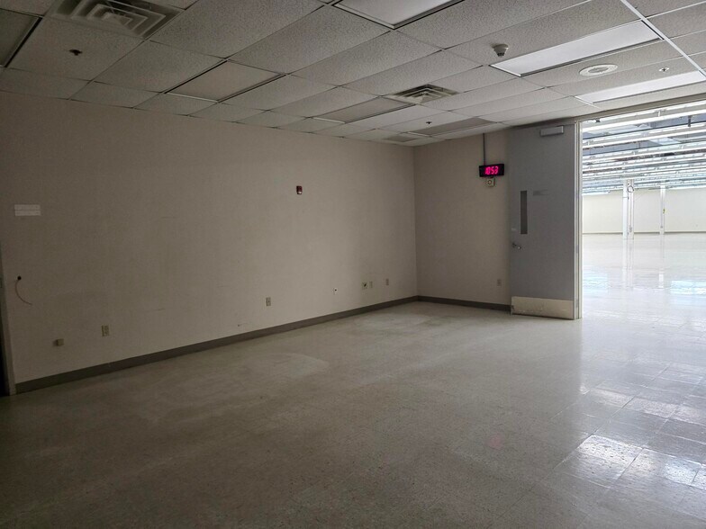 More Photos Of 601 Main St, New Town Warehouse For Lease