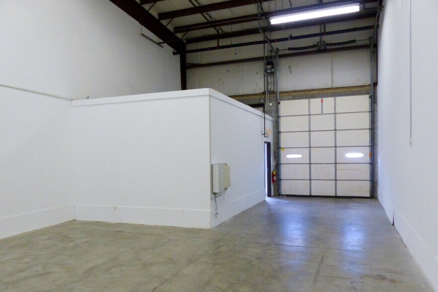 More Photos Of 211 Gates Rd, Little Ferry Flex For Lease