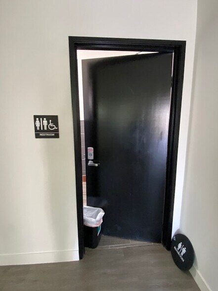 More Photos Of 917 W Compton Blvd, Compton Storefront Retail Office For Lease