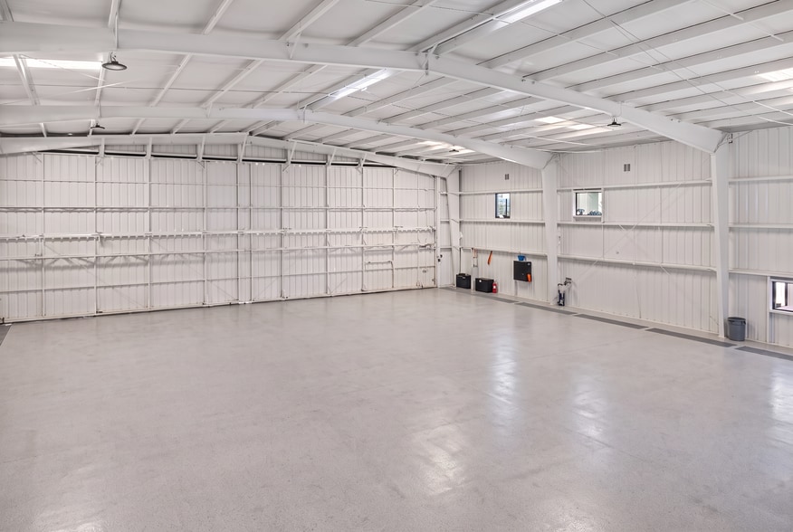 More Photos Of 18000 Groschke Rd, Houston Airplane Hangar For Lease