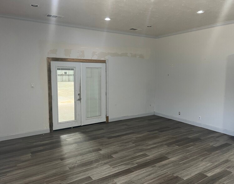 More Photos Of 15402 Dexler Dr, Austin Showroom For Lease