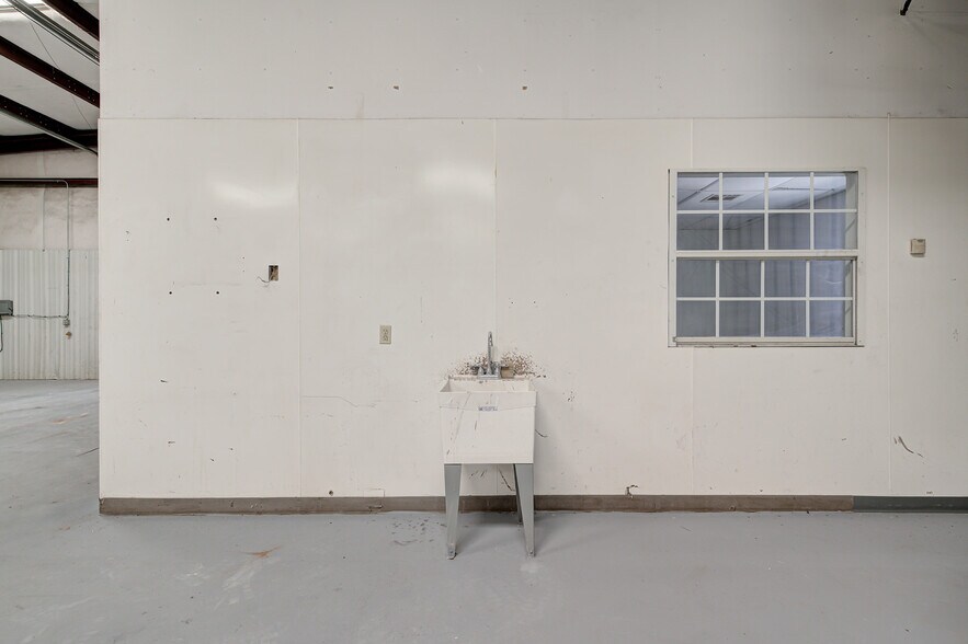 More Photos Of 412 Glade Ave, Oklahoma City Manufacturing For Lease