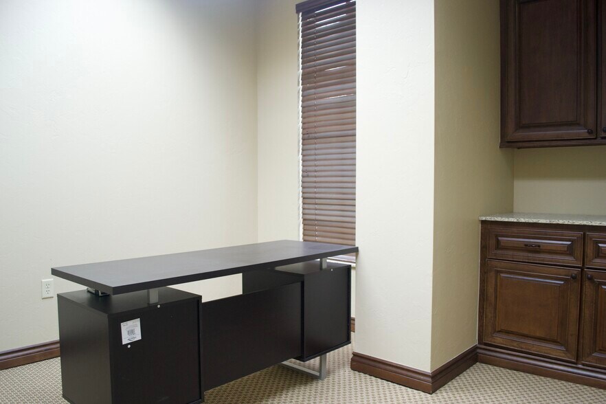 More Photos Of 307 E Danforth Rd, Edmond Office Residential For Sale