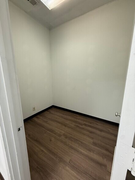 More Photos Of 1359-1367 13th St, Columbus General Retail For Lease