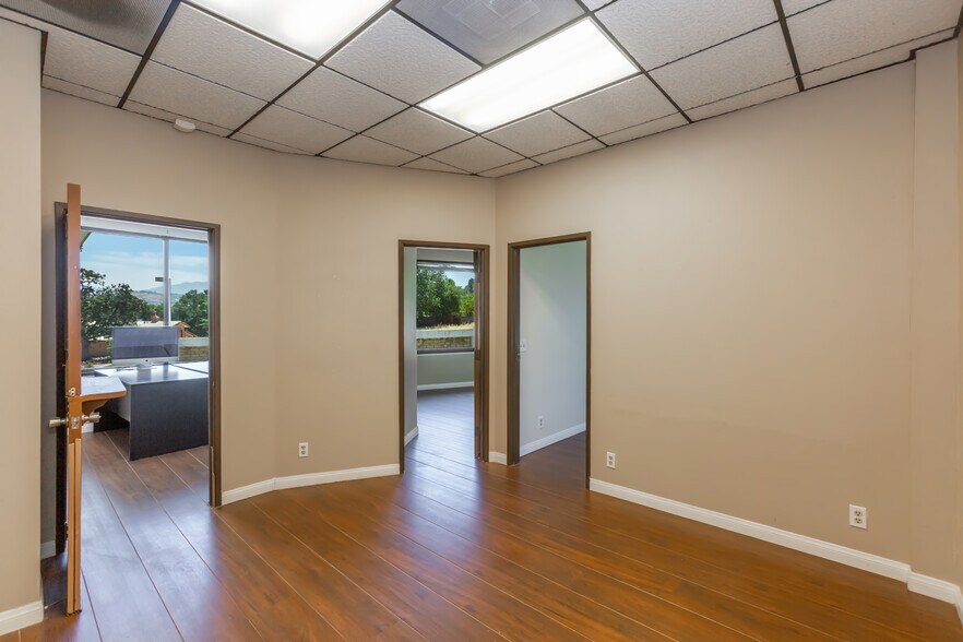 More Photos Of 23030 Lyons Ave, Santa Clarita Medical For Lease