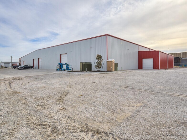 More Photos Of 3000 N Florence Ave, Tulsa Distribution For Lease