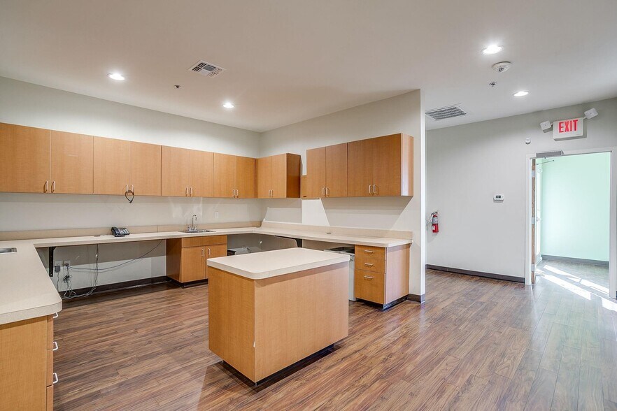 More Photos Of 1200 Crawford Ave, Granbury Medical For Lease