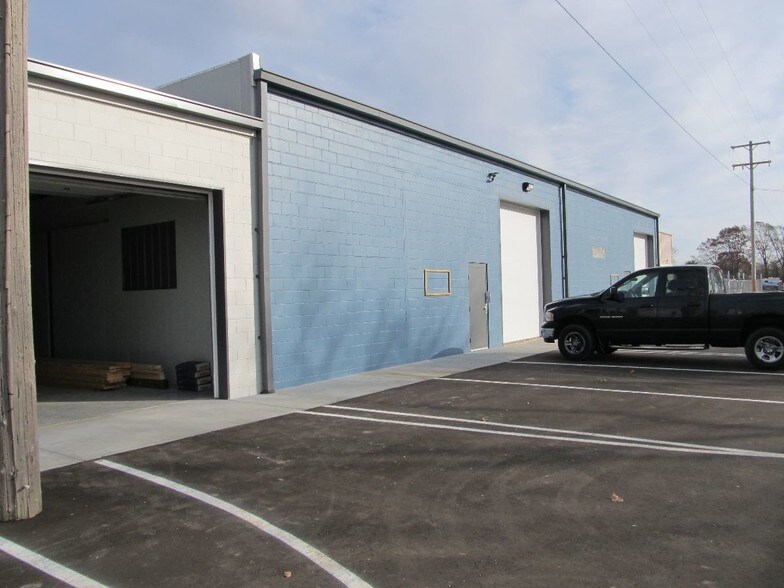 More Photos Of 7878 Gull Rd, Richland Warehouse For Lease