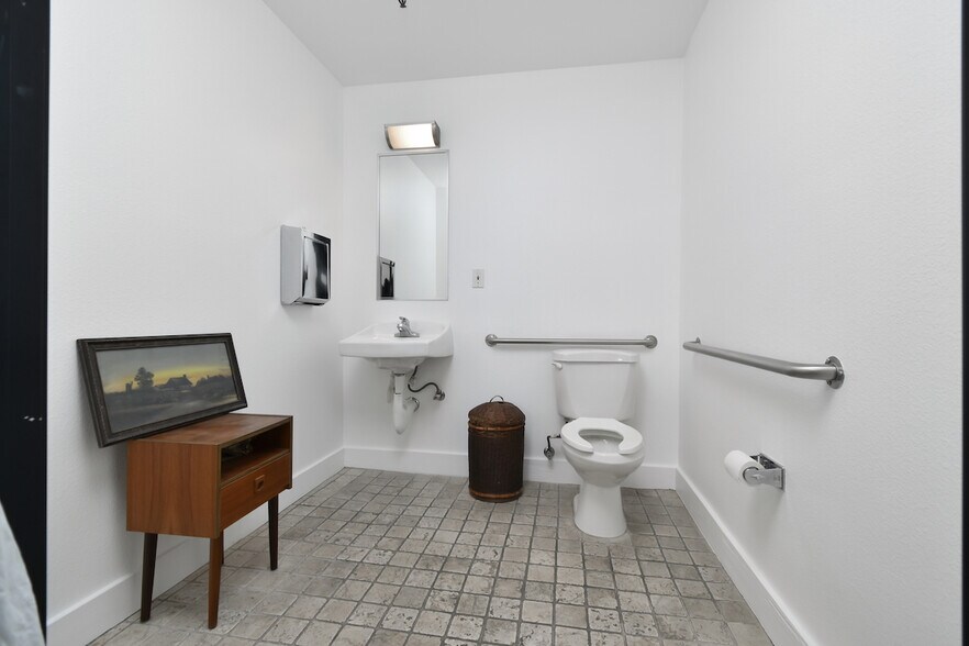 More Photos Of 1738-1740 Cordova St, Los Angeles Showroom For Lease