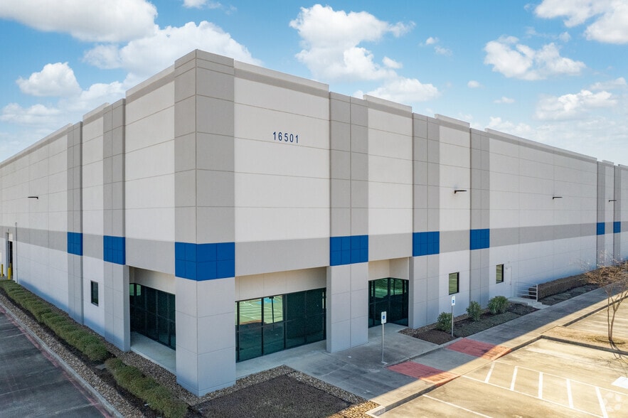 More Photos Of 16501 Central Green Blvd, Houston Warehouse For Lease